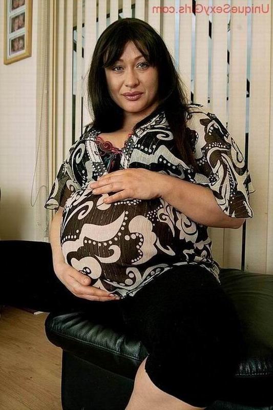 16P Preggo Mom Showing Her Pussy