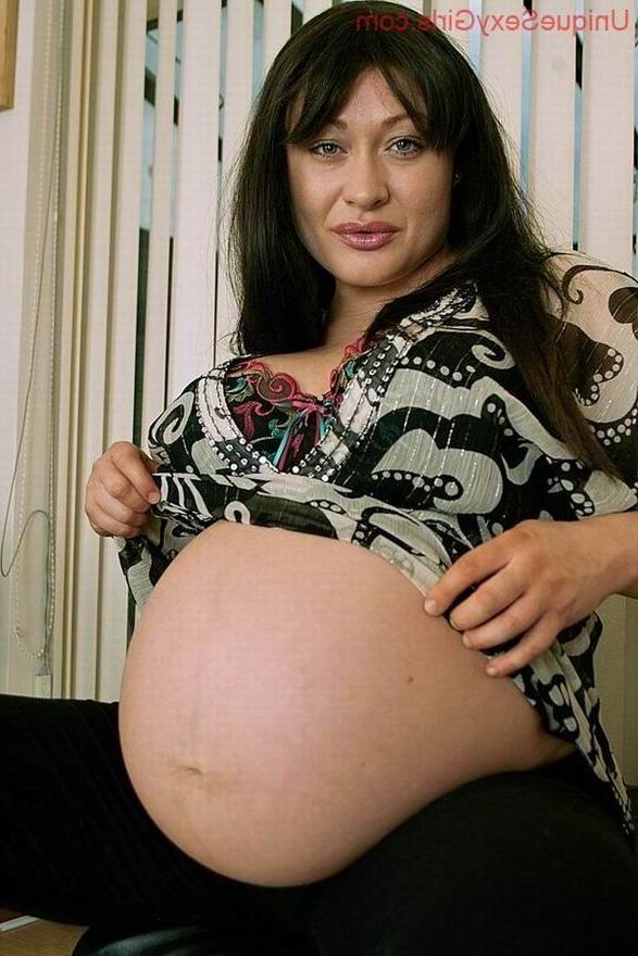 16P Preggo Mom Showing Her Pussy