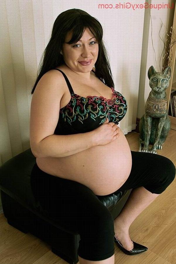 16P Preggo Mom Showing Her Pussy