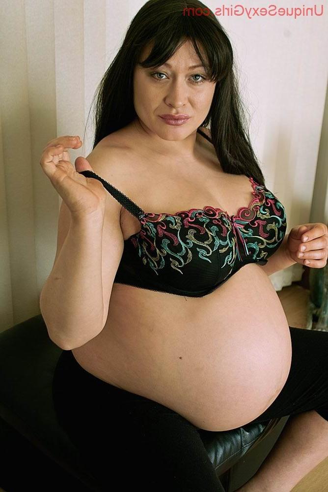 16P Preggo Mom Showing Her Pussy