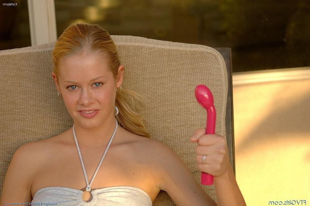 15P Petite blonde shows pink big pussy outside on the rack
