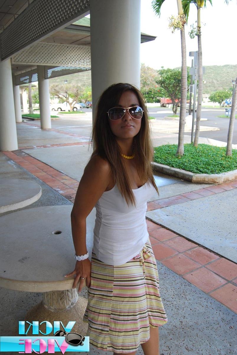 16P Candid shots of girl flashing outside mall