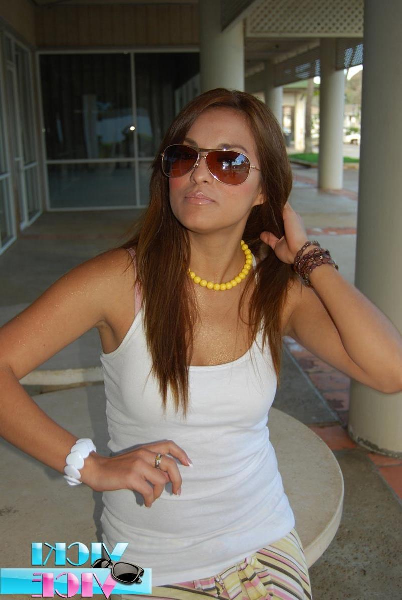16P Candid shots of girl flashing outside mall