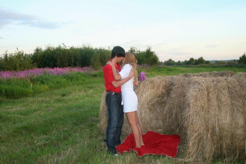 14P Farmers daughter gives her boyfriend a hard blowjob in the field