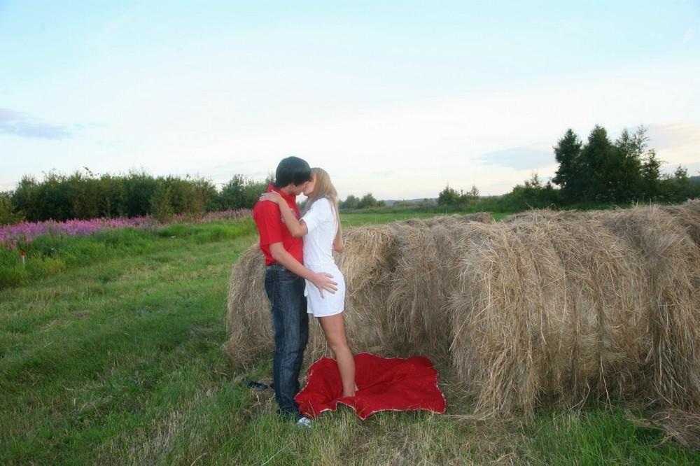 14P Farmers daughter gives her boyfriend a hard blowjob in the field