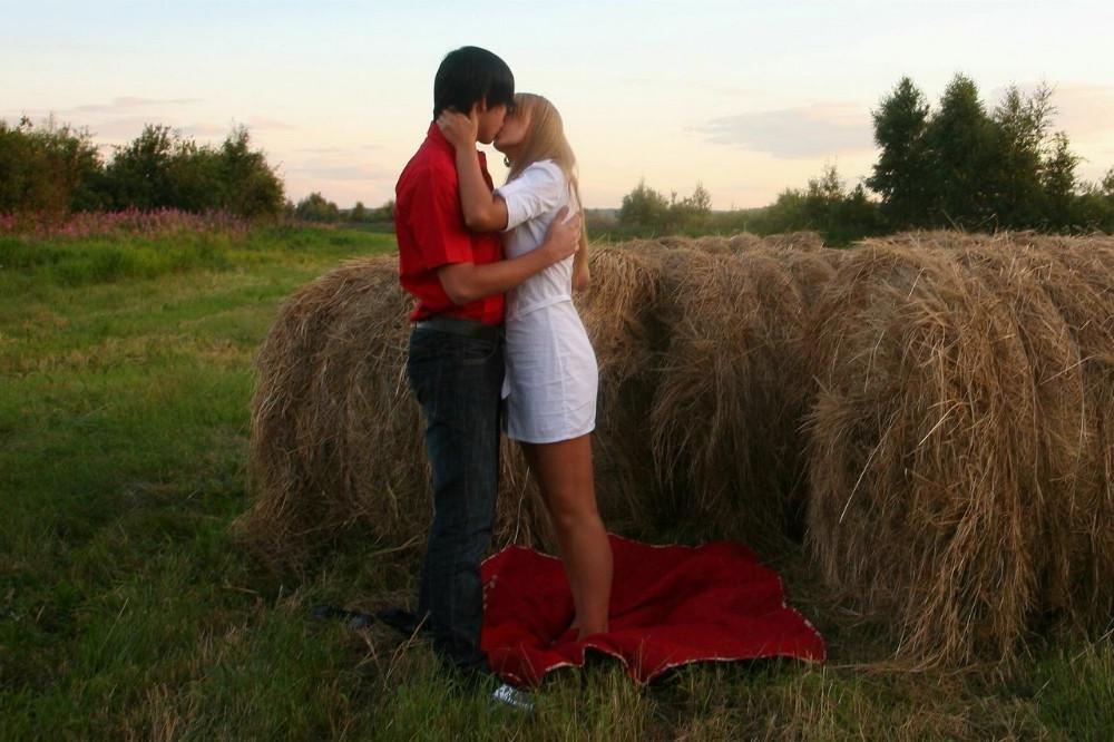 14P Farmers daughter gives her boyfriend a hard blowjob in the field