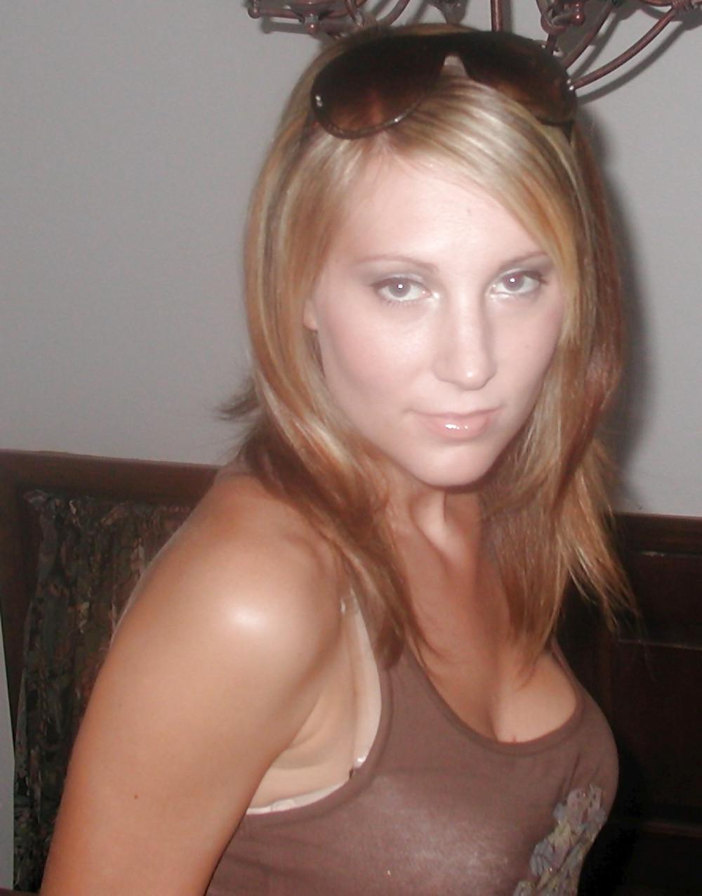 20P PRETTY AMATEUR GIRL FUCKS