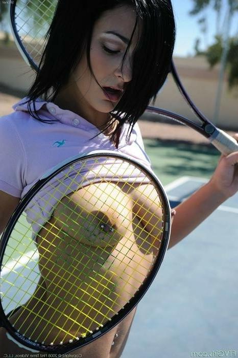 16P Young Babe Flashes While Playing Tennis