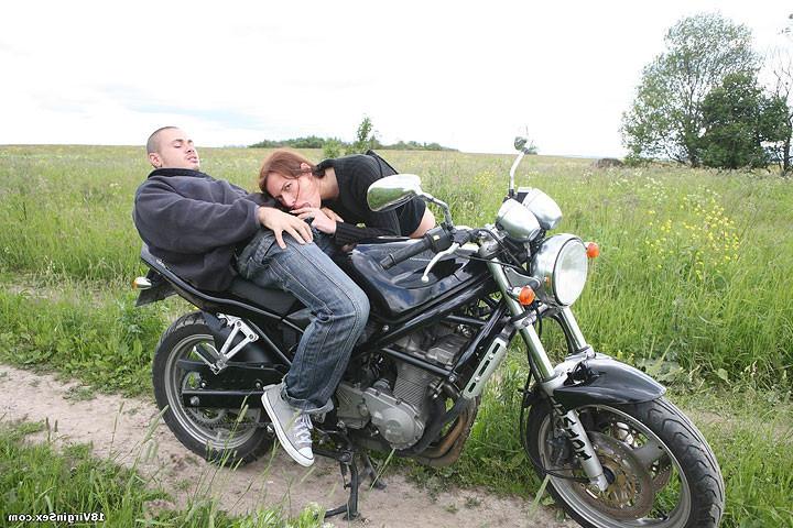 16P Amateur biker girl getting boned on his motorcycle during a road trip