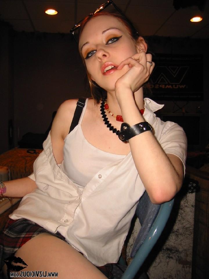 15P Liz Vicious takes off her bra