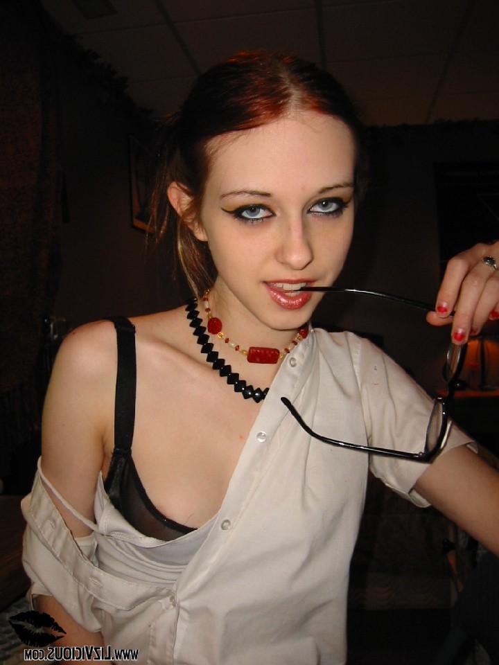 15P Liz Vicious takes off her bra