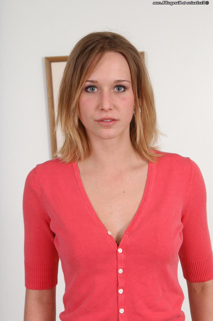 16P Blonde amateur drops her black bra and panties