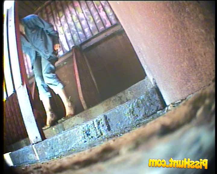 14P Feeds from spy cam hidden in ladies room in park