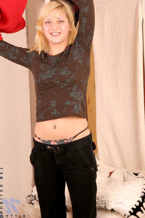 15P Totally naked hot babe posing off her smooth flawless body to tease us