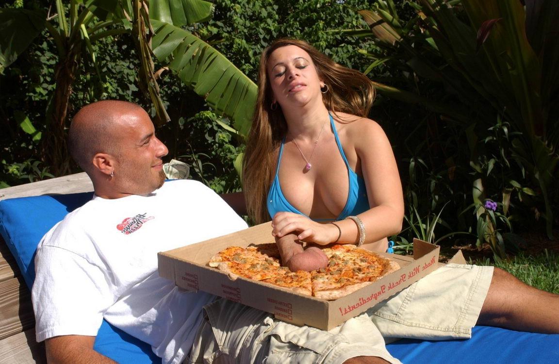 16P Bigtitty redhead Vanessa Lee banging the pizza delivery dude