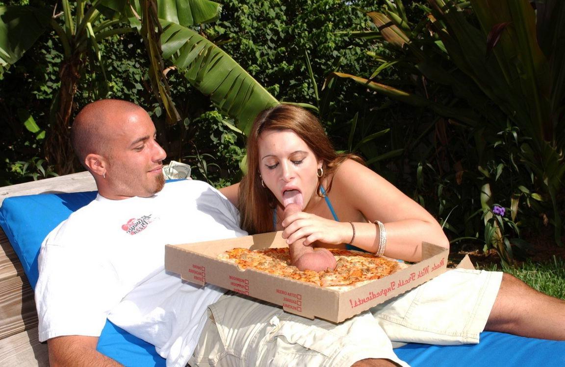 16P Bigtitty redhead Vanessa Lee banging the pizza delivery dude