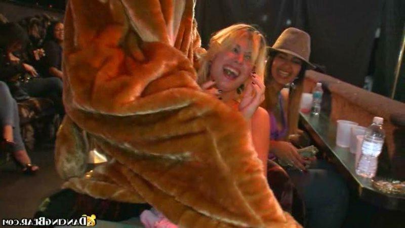 6P Drunk chicks in a blowjob frenzy in a strip club