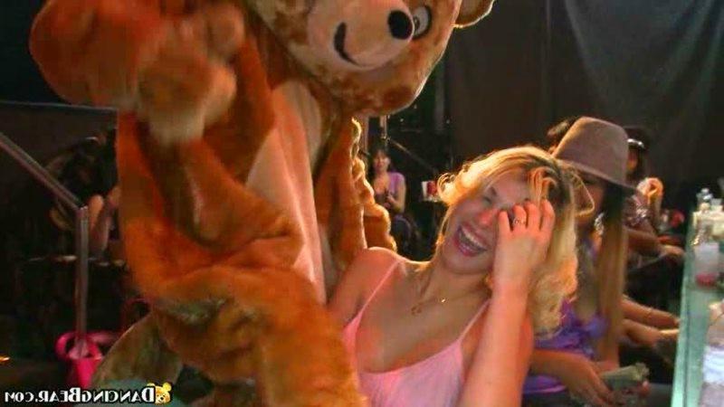 6P Drunk chicks in a blowjob frenzy in a strip club