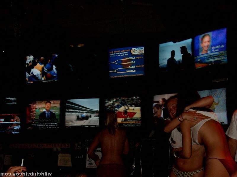15P Wild Teen Bar Party With Naked Babes