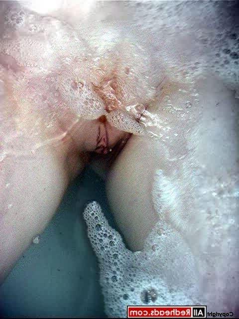 16P Redhead Babe Ivy Manner Splashing Naked In Her Bath