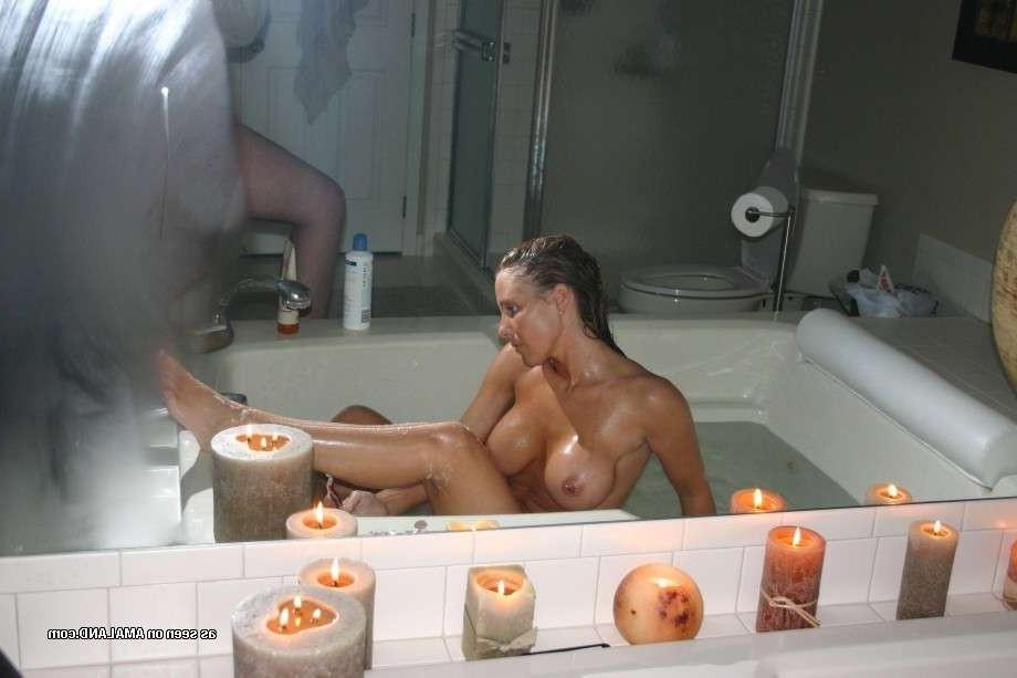 15P Big breasted toying amateur girlfriend gives blowjob in bathtub