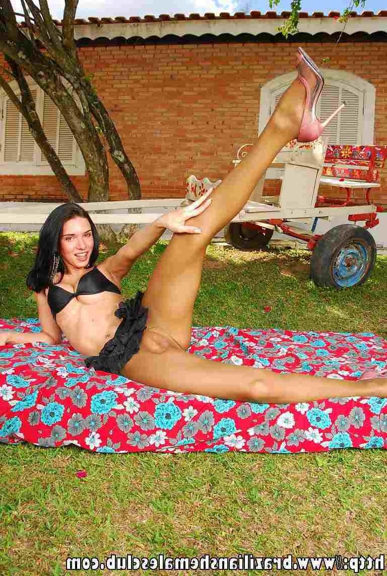 16P Brazilian shemale outdoors in pantyhose