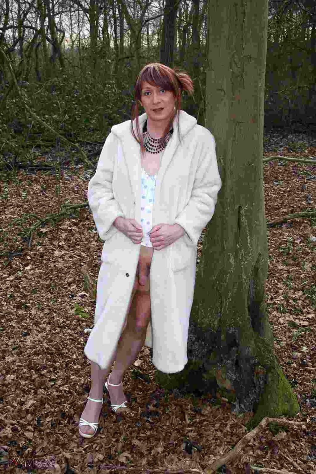 12P Tranny sucking a dick outdoors