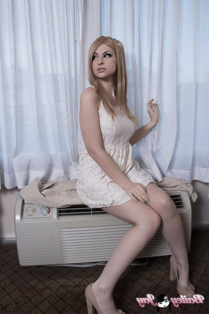 12P Blonde sweetie Bailey Jay strips and poses