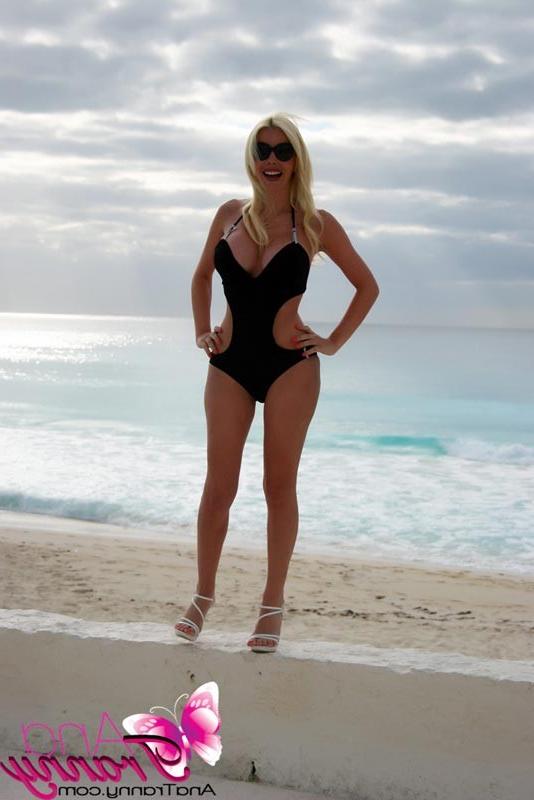 12P Big Booty Tranny shows off her body at the beach