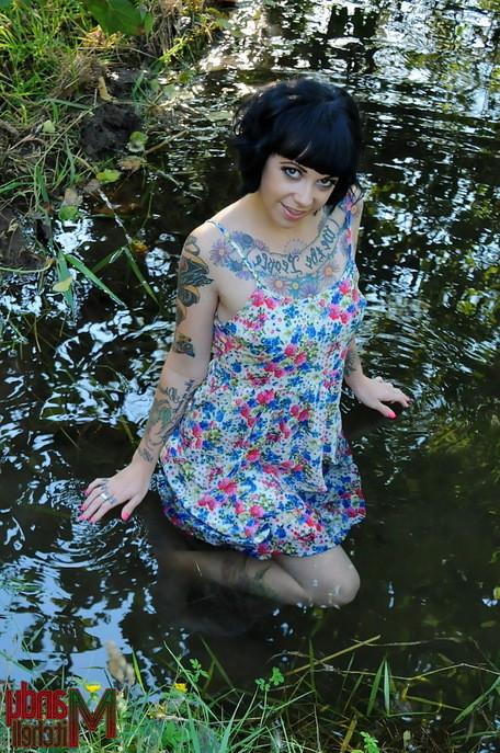 15P Tranny babe Mandy Mitchell plays with her girlfriend outdoors