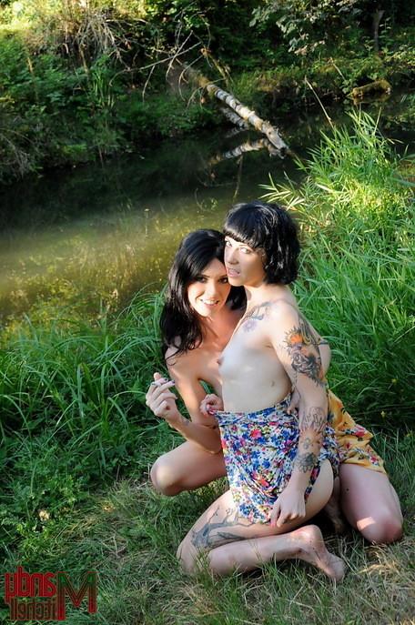 15P Tranny babe Mandy Mitchell plays with her girlfriend outdoors