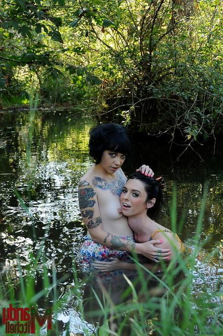 15P Tranny babe Mandy Mitchell plays with her girlfriend outdoors