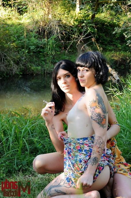 15P Tranny babe Mandy Mitchell plays with her girlfriend outdoors
