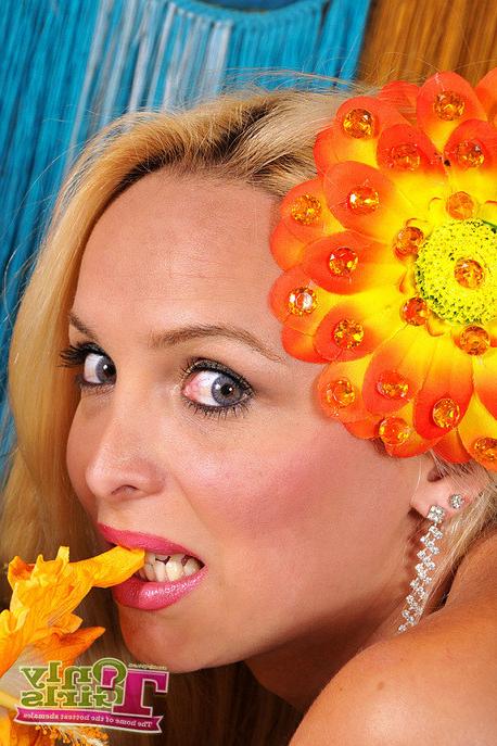 15P Gorgeous blonde tgirl Erika Vasconcelos