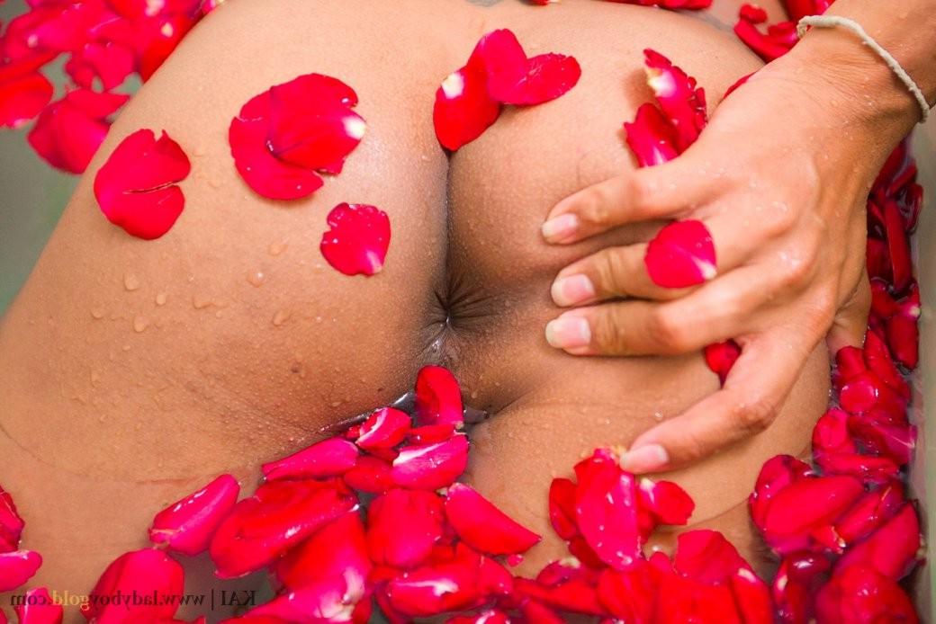 15P well hung thai ladyboy masturbates gaping asshole