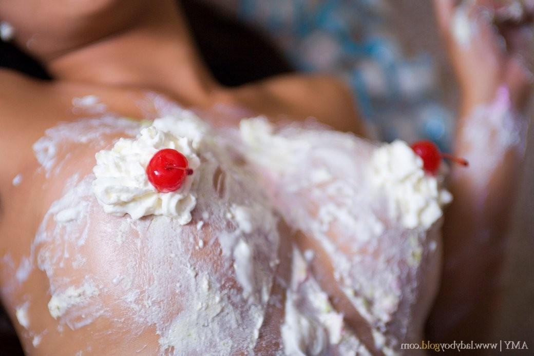 15P naughty thai ladyboy exposes tasty anal cherry