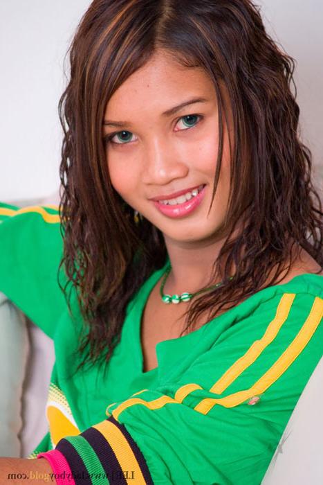 16P Teenie tgirl Lee does a tantalizing striptease