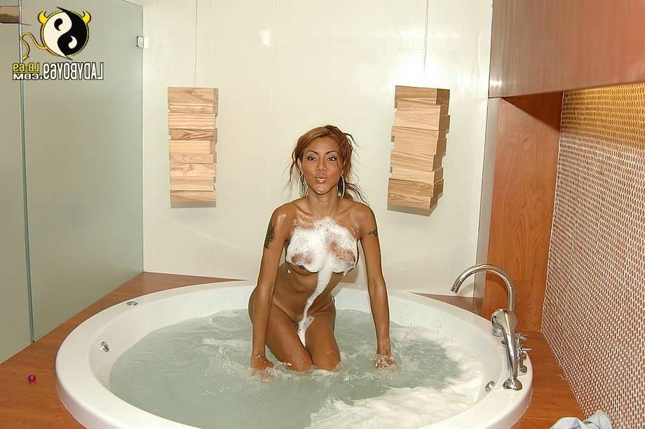 16P Stunning shemale Areeya playing in the jacuzzi