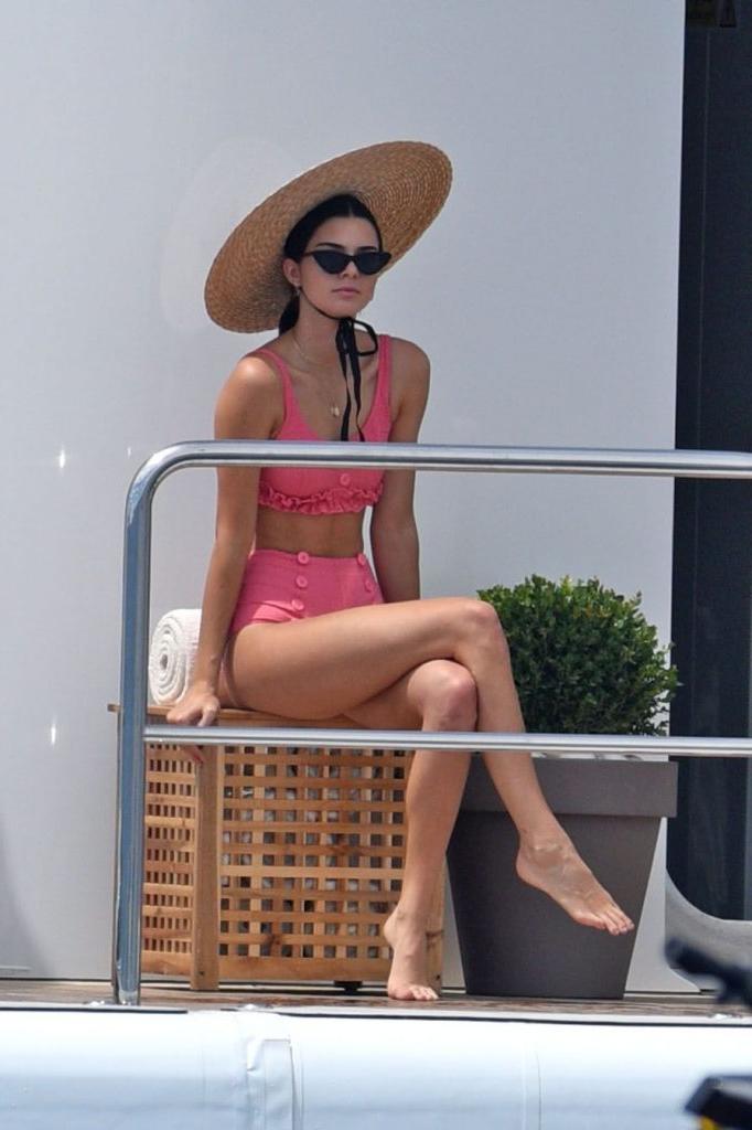 21P Kendall Jenner Is Pretty In Pink
