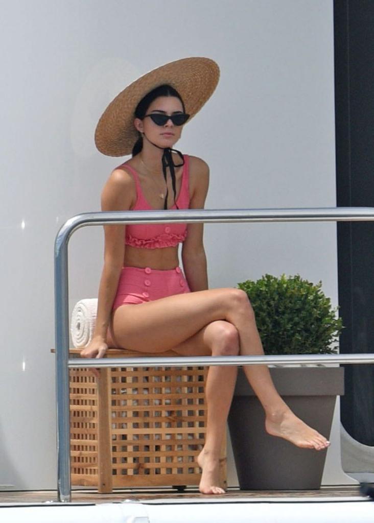 21P Kendall Jenner Is Pretty In Pink