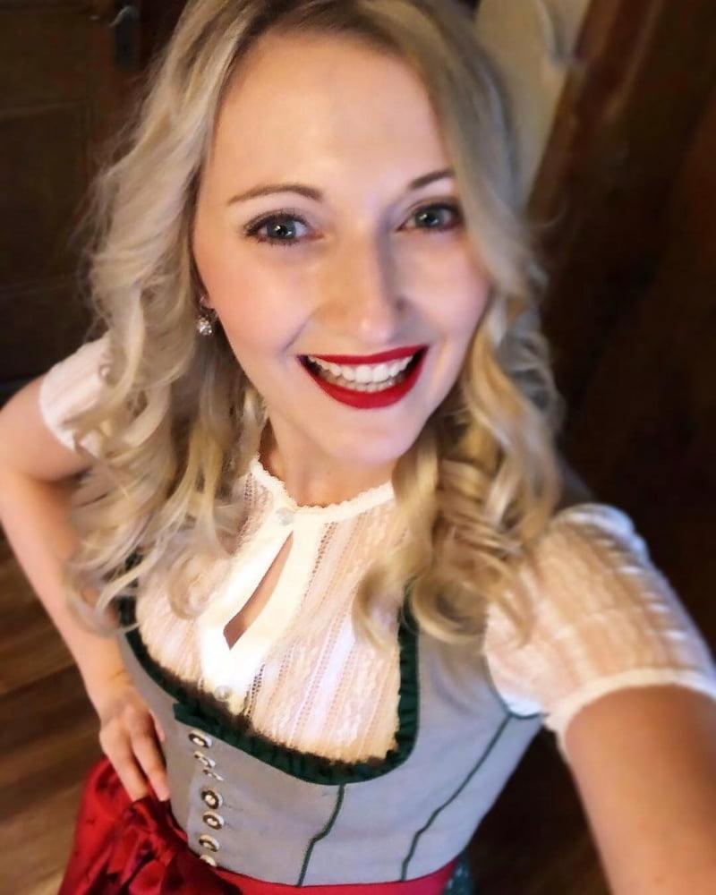 20P Sexy Dirndl Girls 407