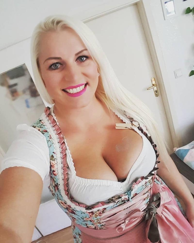 20P Sexy Dirndl Girls 407