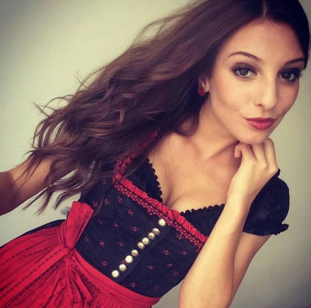 20P Sexy Dirndl Girls 407