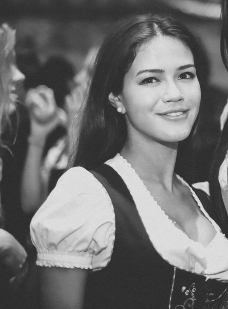20P Sexy Dirndl Girls 407