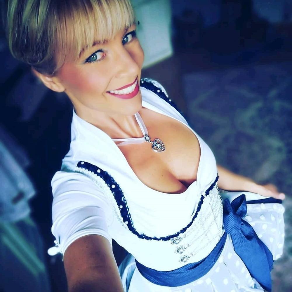 20P Sexy Dirndl Girls 408