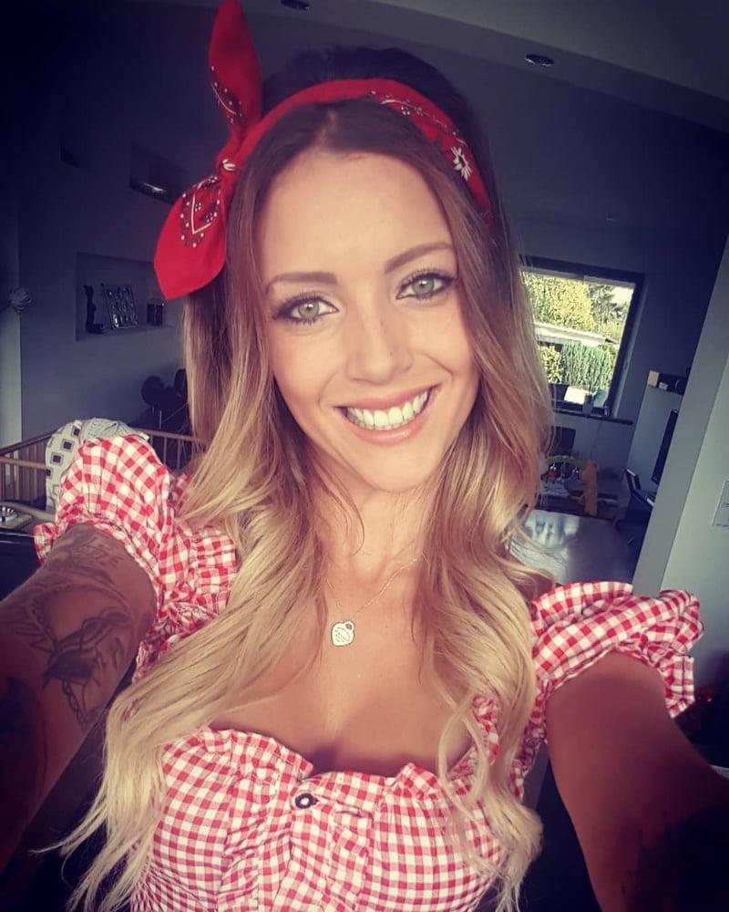 20P Sexy Dirndl Girls 408