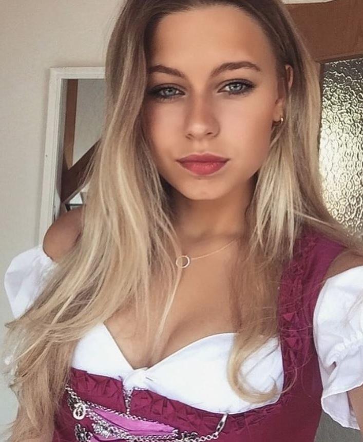 20P Sexy Dirndl Girls 408