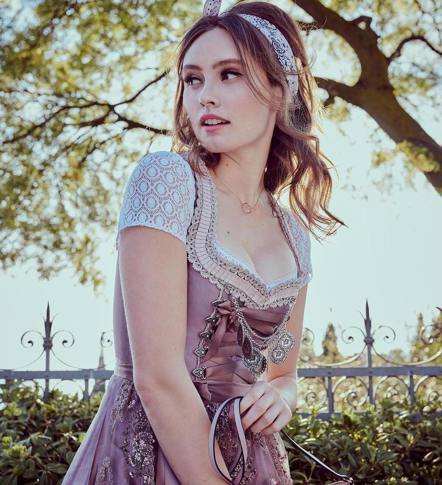 20P Sexy Dirndl Girls 408