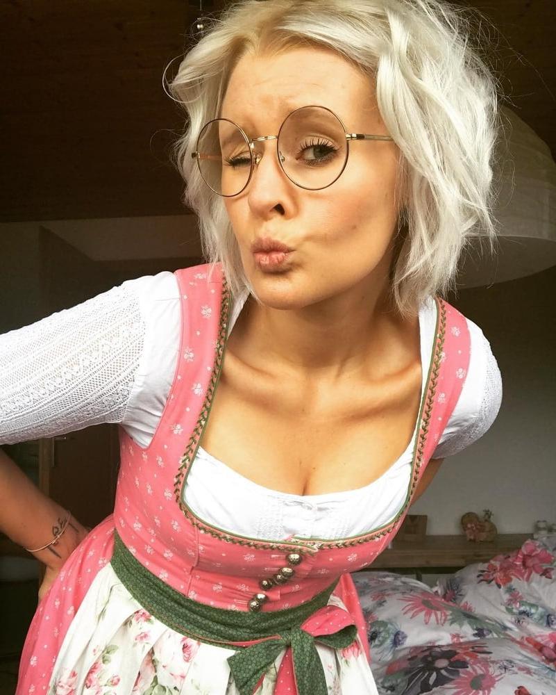 20P Sexy Dirndl Girls 404