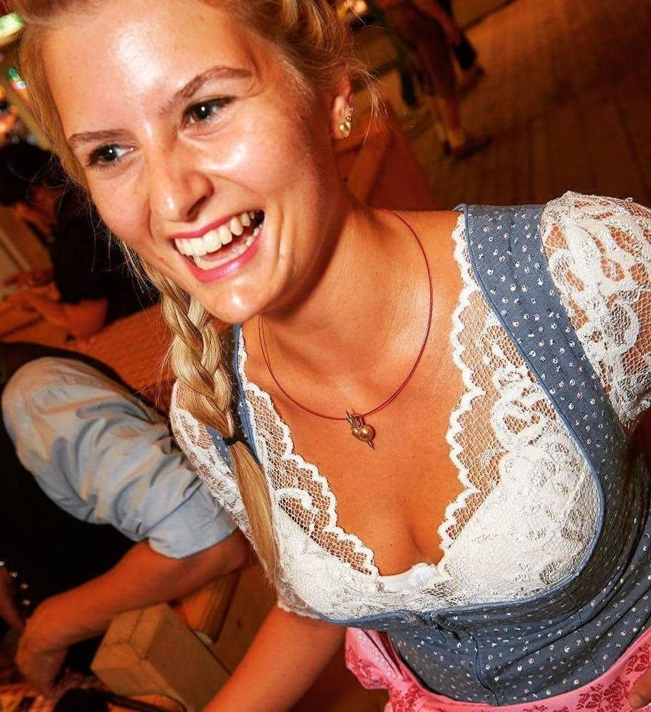 20P Sexy Dirndl Girls 404